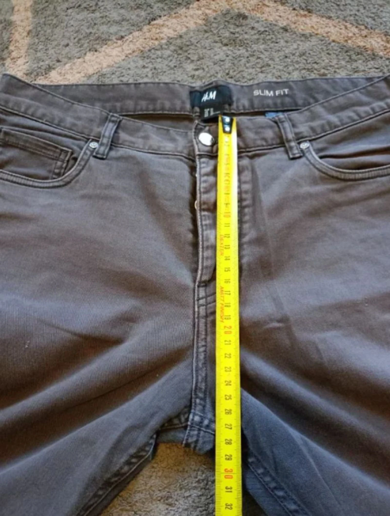 Calça jeans de corte slim fit da marca H&M. – photo 5